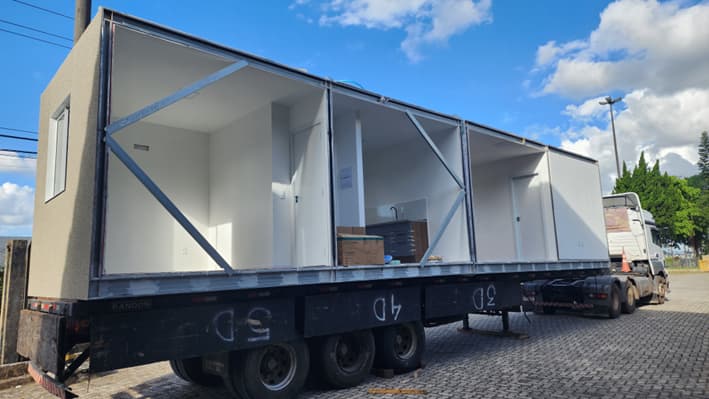 Modulo transportado em carreta com abertura lateral