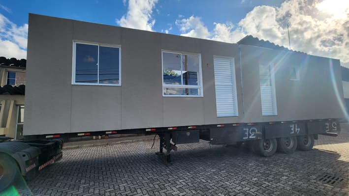 Modulo transportado em carreta com fechamento